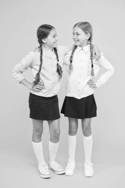 Okul arkadaşlığı. Yine Eylül. Çocukluk mutluluğu. Okul günü eğlenceli neşeli anlar. Çocuklar sevimli öğrenciler. Schoolgirls en iyi arkadaş mükemmel öğrenciler. Schoolgirls düzenli görünüm okul üniforması