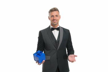 Kadınlar Günü 'nde. Sevgililer Günü. Beyefendi hediye getiriyor. Paketlenmiş hediye kutusu olan yakışıklı bir adam. Mutlu iş adamı elinde hazır bulunsun. Doğum günü tatili. Alışveriş merkezi. Dükkan alışverişi. Hediye paketi