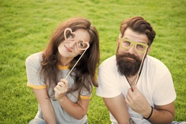 Mutluluk yayan duygusal çift. Birlikte mutlu. Çift aşık neşeli gençlik standı sahne. Aşk hikayesi. Çift rahatlatıcı yeşil çim. Adam sakallı hipster ve aşık güzel bir kadın. Yaz tatili