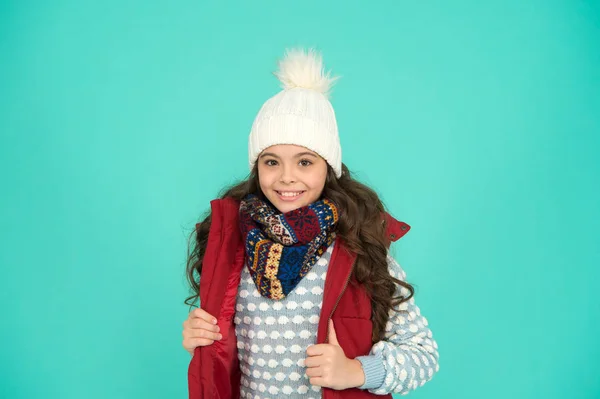 크리스마스재밌네. 이번 시즌은 춥다. 여러 겹의 옷과 모자를 쓰라. 계속 움직이 세요. 밖은 춥다. 꼬마가 따뜻 한 뜨개질을 해. 겨울 직감이야. 웃는 소녀의 모습. 젊은 길거리 패션. 겨울의 재미 — 스톡 사진