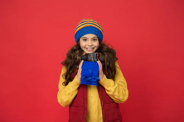 En modebutik. Glada leende barn långt hår i snygg outfit. Vintergarderob. Vintermode. Hipster modetrend. Glad vintersemester aktivitet. Jag känner mig varm och lycklig. Bekväm stil — Stockfoto