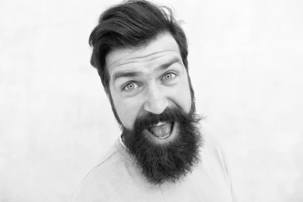 Percezioni di bellezza maschile. Elegante barba e baffi cura. Faccia felice. Moda barba e barbiere. Un bel ragazzo da vicino. Concetto di mascolinità. Uomo barbuto hipster elegante barba sfondo grigio — Foto Stock