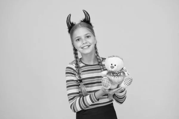 Girlish temper. Cute but dangerous. Halloween concept. Small adorable child with red horns. Accessories for carnival. Preparing for party. Small demon. Playful demon girl. Little demon inside — Stock Photo, Image