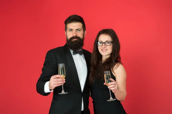落ち着いてお祝いしましょう。幸せなカップルは赤い背景を祝うことを楽しむ。バレンタインデーを祝う。ビジネスパートナーはシャンパンを飲む。契約を祝う成功を祝うお祝い — ストック写真