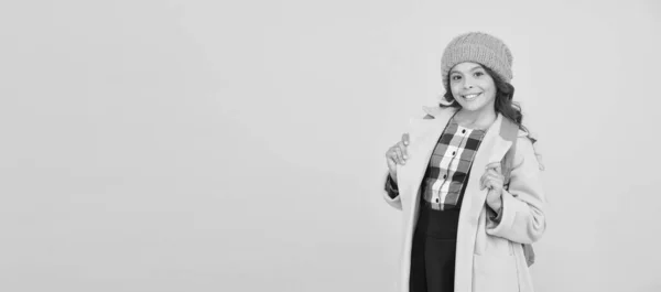 Moda de queda. Menina vestindo chapéu elegante e casaco. Estudante criança chique. Estética da roupa. Roupa de queda. Conceito de roupa adolescente moderna. Roupa para a vida escolar diária. Sentindo-se fresco e elegante — Fotografia de Stock