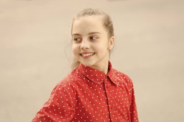 Dişli bir gülümseme. Küçük çocuk mutlu gülümseme. Sağlıklı dişleri olan gülümseyen çocuk. Sevimli kız samimi gülümsüyor. Masumiyet ve saflık kavramı. Hassas küçük çocuk güzel yüz gülümseyen. Mutluluk ve sevinç