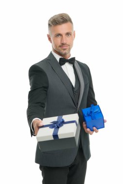 Cömertlik kavramı. Doğum günü tatili. Alışveriş merkezi. Hediye paketi. Kadınlar Günü 'nde. Sevgililer Günü. Beyefendi hediye getiriyor. Paketlenmiş hediye kutusu olan yakışıklı bir adam. Mutlu iş adamı elinizin altında