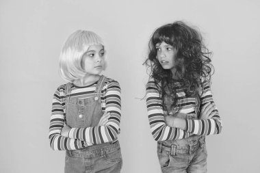 Renk değiştirin. Canlı saç stili olan çocuk kızlar. Pigment boya saç. İfade özgürlüğü. Fantezi saç trendi. Kız kardeşler eğleniyor. Yarı kalıcı renk kremi. Saç uzantılarında renkli klips