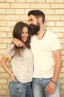 Sadece birlikte takılalım. Aşık bir çift. Tuğla duvar arka plan üzerinde sarılma aile çift. Sakallı adam ve seksi kadın sarılma. Şehvetli bir çift. Aile günü. Sevgi dolu insanların dikkatli sarılma