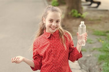 Yürüyüş yaparken su içebilirsiniz. Çocuklar vücut hidrasyon hakkında öğretmek. Sağlıklı alışkanlıkları. Sağlıklı ve susuz. Sağlık ve su dengesi kız bakımı. Kız sevimli çocuk su şişesi tutun. Su dengesi konsepti