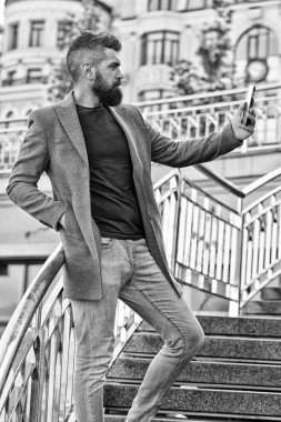 İş için en iyi telefon. İş adamı cep telefonuyla video görüşmesi yapıyor. Sakallı adam video konferans için telefon kamerası kullanıyor. Kolay taşınabilir ve iş telefonuyla çevrimiçi kalın