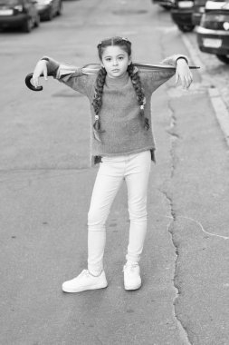 Sonbahar sezonu. Renkli düşüş aksesuar olumlu etki. Sonbahar havanı neşelendir. Her havaya hazırım. Uzun saçlı kız, katlanmış şemsiyeli sonbahar havasıyla karşılaşıyor. Tasasız hafta sonu yürüyüşü