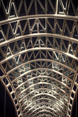 Modern çatı tasarımı. Geometrik mimari. Mimari çatı yapısı. Çelik ve cam çatı inşaatı. Soyut arkaplan. Çatı ve çatı.