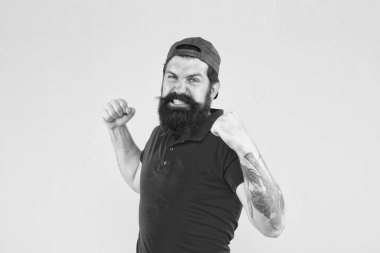 pozitif duygular. Berber salonu ve sakal bakımı. Son moda ve acımasız olmak. Sakal ve bıyık tımarlama. Mutlu yetişkin hipster sarı arka plan. Sakallı adam başarıyı kutluyor. erkek yaz modası