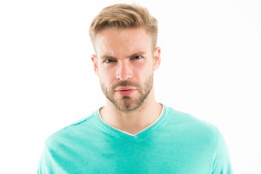 Seksi nedenlerle sakal bırakmak. Tıraşsız bir adam beyazda izole edilmiş. Tıraşsız sakallı, ciddi bir adam. Kısa sakallı, traşsız bir manken. Sakal kılı ürünleri. Traş salonu. Berber Dükkanı