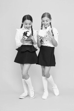 Mükemmel öğrencilerin ödüllendirilmesi. Kızlar hediyeler sarı arka plan açılış. Sınıf arkadaşları düzenli öğrenciler hediyeler kutuları açın. Yetenekli çocuklar için eğitim programı. En iyi öğrenciler Ödülü. Tatil kutlaması. Hediyeler paylaşma