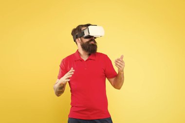 Sanal gerçeklik kulaklığı ile Hipster. Siber uzayı keşfedin. Sanal iletişim. Sanal simülasyon. Dijital teknoloji. Hayallerinin gerçeğe dönüştüğü yer. Oyun için Vr. Vr gözlük adam oyunu