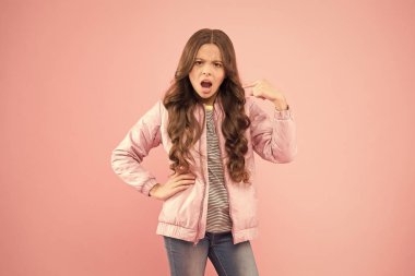 Dikkat et! Huysuz kız. Çocuklar için modern moda. Kıyafet mağazası. Sonbahar sezonu koleksiyonu. Sokak tarzı kıyafet. Sonbahar için rahat bir kıyafet. Moda kıyafeti. Küçük çocuk pembe bir ceket giyiyor.