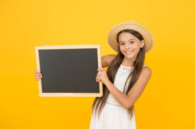 Tatil için bunları almayı unutma. Kızda karatahta kopyalama alanı var. Faydalı bilgi. Çocuklar için yaz kulüpleri. Hasır şapkalı çocuk yaz olaylarını anlatıyor. Boş vakitler için fikirler. Yaz seyahati