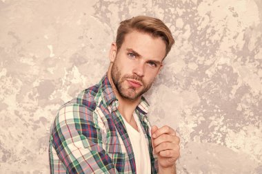 Saçları bakımlı erkekler. Berber dükkanı konsepti. Seksi adam gündelik tarzda. Maço erkek grunge geçmişi. Erkek moda bahar koleksiyonu. Karizmatik öğrenci kareli gömleği. Tıraşsız adam görünüşüne dikkat et.