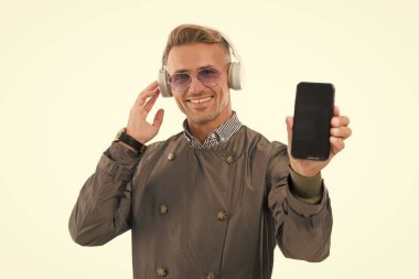 Modern telefon. Yaşam tarzı blogcusu. Yakışıklı, bakımlı bir adam kişisel blog için içerik yaratıyor. İnternet günlüğü. Dijital etki yaratan konsept. Görüntülü iletişim. Kişisel blog sosyal ağları