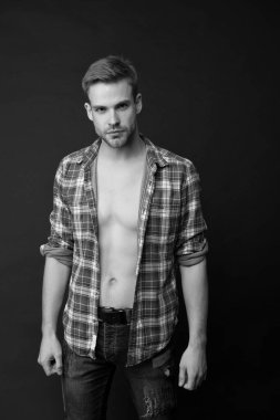 Yakışıklı ve seksi. Çıplak gövdeli yakışıklı bir adam. Geçmişi koyu renk. Sağlık ve vücut bakımı. Yakışıklı yüzlü, beyaz bir adam. Erkek bakımı. Yakışıklı ve bakımlı.