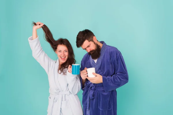 Qué gran mañana. Hora del desayuno. relajarse con café. Feliz día de familia. hombre y mujer beben una taza de té. Pasando un buen rato en casa. pareja enamorada disfrutar de la mañana. usar una bata acogedora. Sabe delicioso. — Foto de Stock