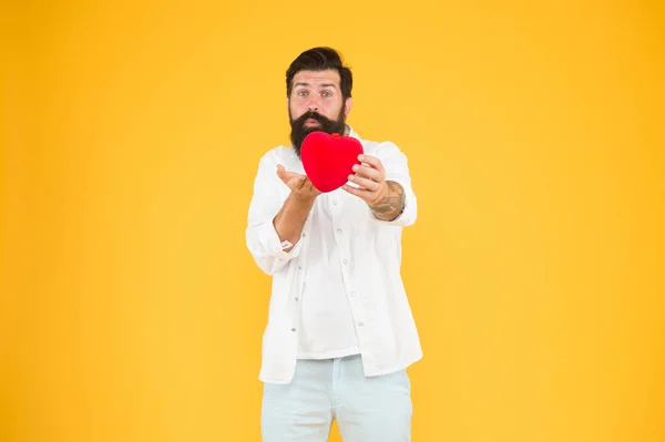 Jujur saja. Pria romantis dengan mainan hati merah. Konsep asmara. Rayakan hari valentine. Hipster romantis berbagi cinta. Sebarkan cinta. Kekasih murah hati. Simbol cinta. Dari hati yang tulus. Aku mencintaimu. — Stok Foto