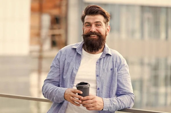 A vida acontece depois do café. Bebida hipster feliz tomar café. Homem barbudo gosta de beber café ao ar livre. Tira o hábito do café. Bebida matinal quente. Café da manhã — Fotografia de Stock