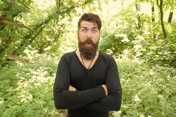 Un bell'uomo con barba e baffi in natura. Brutalità del concetto di giungla. Stagione calda estiva. Natura selvaggia. Uomo barbuto hipster brillante sfondo fogliame. Si rilassa nella foresta. Alla scoperta della natura — Foto Stock