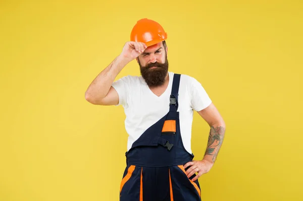 Verdadero adicto al trabajo. hombre de uniforme. constructor experimentado en sombrero duro. experto en renovación. trabajador brutal. mantener la cabeza a salvo en el casco. construir es mi pasión. en el sitio de construcción. reparador arreglar nada — Foto de Stock