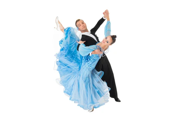 Ballrom Tanzpaar in einer Tanzpose isoliert auf schwarzem Hintergrund — Stockfoto