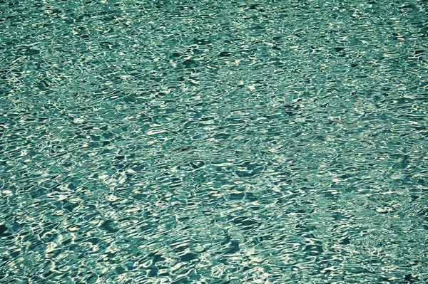 СПА-релакс курорт. Морська прозора чиста вода. Водна поверхня. Громадський басейн. Літня відпустка. Плавання здорового способу життя. Басейн. Синя текстура морського фону. Хвилі блакитного моря — стокове фото