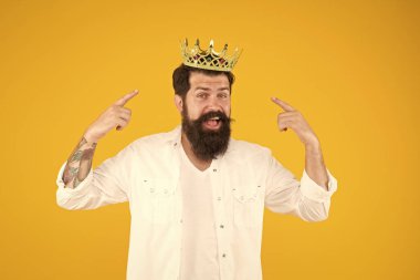 Sorumluluk kral olmak. Yakışıklı sakallı kral. Üstünlük kompleksi. Narsist biri. Kendini sev. Kral tacı. Egoist bencil adam. Beyaz elbiseli sakallı adam. Öz önem duygusu