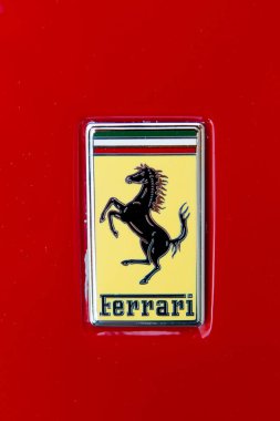 Supercar Lamborghini Huracan LP 610-4 siyah renkli Hamburg caddesinde park halinde.