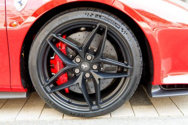 Supercar Lamborghini Huracan LP 610-4 siyah renkli Hamburg caddesinde park halinde.
