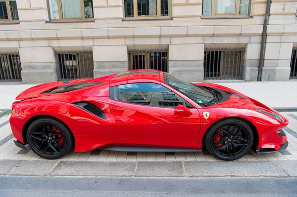 Supercar Lamborghini Huracan LP 610-4 siyah renkli Hamburg caddesinde park halinde. — Stok fotoğraf