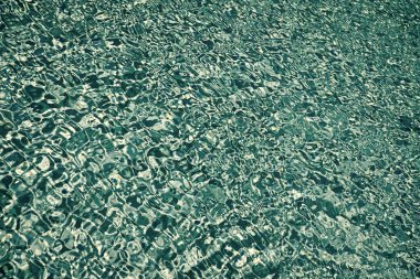 Yüzme Havuzu. Mavi deniz arka plan dokusu. Dalgalar mavi deniz. Spa Dinlenme tesisi. Deniz şeffaf temiz su. Su yüzeyi. Halka açık yüzme havuzu. Yaz tatili. Yüzme sağlıklı yaşam tarzı aktivite