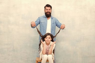 Kızların saç modellerinden sorumlu. Baba ve kızı eğleniyor. Çocuk ve baba en iyi arkadaşlar. Ebeveynlik zorlukları. Sevimli baba ve sevimli çocuk. Baba olmaktan mutluyum. Uzun saçlı kuaför anlaşması