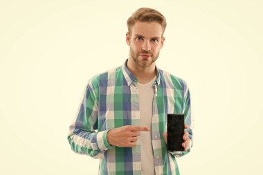 Cep telefonu operatörü tarifesi. Dijital dünyaya katıl. Uygulamayı indir. Adam akıllı telefonu tutuyor. Akıllı telefon ekranı gösteren sakin, tıraşsız bir adam. Akıllı telefon için başvuru yapmayı dene. Mobil iletişim