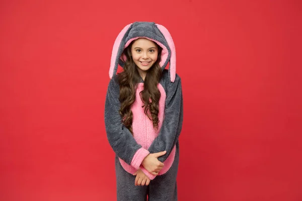 Leuk elke dag. Schattig kind rode achtergrond. Schattig meisje draagt konijnenpyjama. Klein kind met een schattig uiterlijk. Pasen. De lente. Wees je uil maar mooi. — Stockfoto