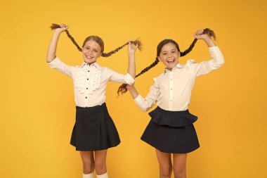 Schoolgirls resmi tarzı mükemmel okul üniforması. Mutlu çocukluk. Okul anları. Çocuklar sevimli öğrenciler. Eğitim sadece bilgiyle ilgili değildir. Sınıf arkadaşları okulda eğleniyor Arkadaşlar sevimli öğrenciler