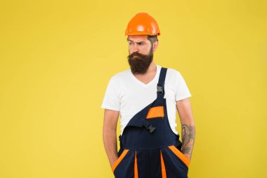 Ciddi bir sıvacı. Başlık takan bir adam. Güvenlik için kask tak. İnşaat uzmanıyım. Sakallı acımasız işçi. O sadece bir zanaatkar. İşinizi seçin. İş üniformalı inşaat mühendisi