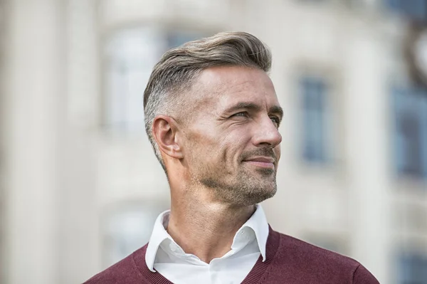 Cuidados faciais e envelhecimento. Homem maduro atraente. Homem maduro com cabelos grisalhos e cerdas ao ar livre. Os homens ficam mais atraentes com a idade. Salão de cabeleireiro. Penteado elegante. Cara masculina. Conceito de empresário — Fotografia de Stock