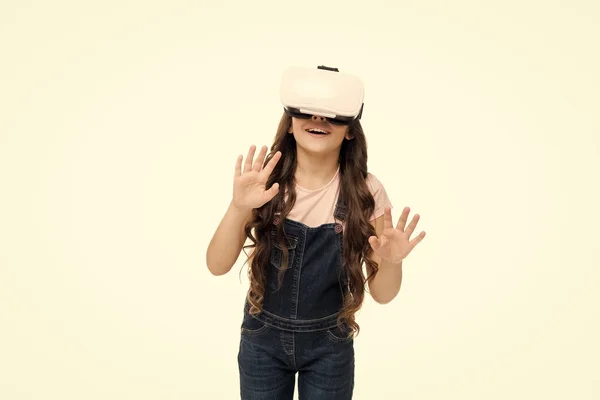 Ekscytujące interakcje. Przyszłość VR jest tutaj. Mała dziewczynka nosi wirtualny zestaw słuchawkowy rzeczywistości. Przyszłość rozrywki i edukacji. Przyszłość rozrywki. Koncepcja przyszłości. Technologia Augmented Reality — Zdjęcie stockowe