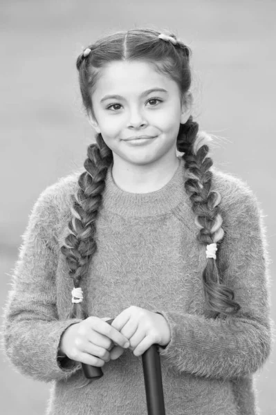 Lycklig barndom. Glad och positiv. Bra humörkoncept. Barn ler på gulligt ansikte utomhus. En glad liten flicka flätad frisyr. Vacker unge med fräsch look och hud. Internationella barnens dag — Stockfoto