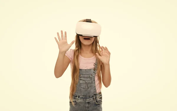 Serviços educativos. Tecnologia de realidade aumentada. A realidade virtual é emocionante. Menina criança usar vr óculos fundo branco. Conceito de educação virtual. Vida moderna. Interação no espaço virtual — Fotografia de Stock