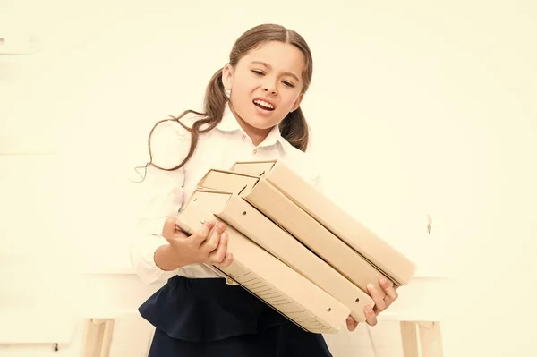 Demasiada informação. criança aprender e estudar duro. de volta à escola. menina chateada com pastas de pasta de trabalho. Educação. documentos pesados. Para o conhecimento. menina pequena em uniforme escolar. muito trabalho de casa — Fotografia de Stock