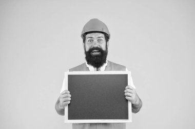 Elektrikli teçhizat kurulumu. Yakışıklı bir tamirci. Sakallı tamirci kıyafetleri. Sorumluluk ve garantörlük. Mühendislik mesleği. Tamirci mühendis, karatahta kopyalama alanı tutun