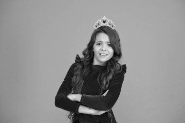 Daha önce hiç olmadığı kadar. En iyi çocuk modası. Havalar ve zarafetler. Mutlu yıllar bana. Kıvırcık saçlı kız taç takıyor. Prenses tacındaki parti çocuğu. Güzellik kraliçesi. Sevgili rüyam. Şampiyon olmak